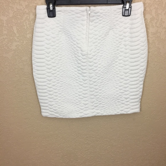 SALE
 H&M Small Off White Texture Snake SkirtG14 - Picture 3 of 7